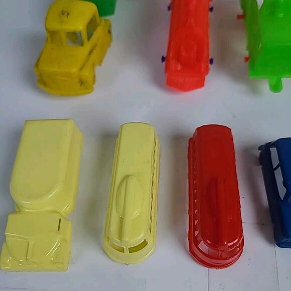 Vintage Plastic Car 1950s 60s Yellow Plymouth USA Great Britain MPC lot of 57 - Picture 9 of 13